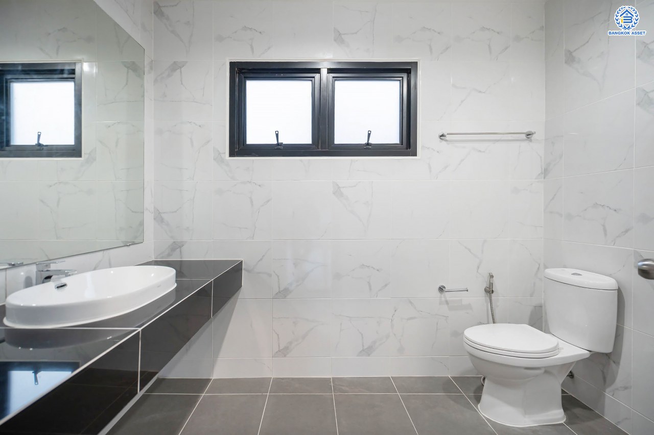 บ้านมือสองตกแต่งใหม่ แบรนด์ LH โครงการ ชัยพฤกษ์ วัดลาดปลาดุก ตอบโจทย์ทุกการอยู่อาศัย เนื้อที่ 106 ตร.ว. พื้นที่ใช้สอยมากถึง 225.5 ตร.ม. ฟังก์ชัน 3 ห้องนอน 4 ห้องน้ำ 1 ห้องแม่บ้าน จอดรถได้ 2 คัน บนทำเลดีที่สุด! ใกล้เซ็นทรัลเวสต์เกต ทางด่วน "กาญจนาภิเษก" และรถไฟฟ้าสายสีม่วง "สถานีคลองบางไผ่"